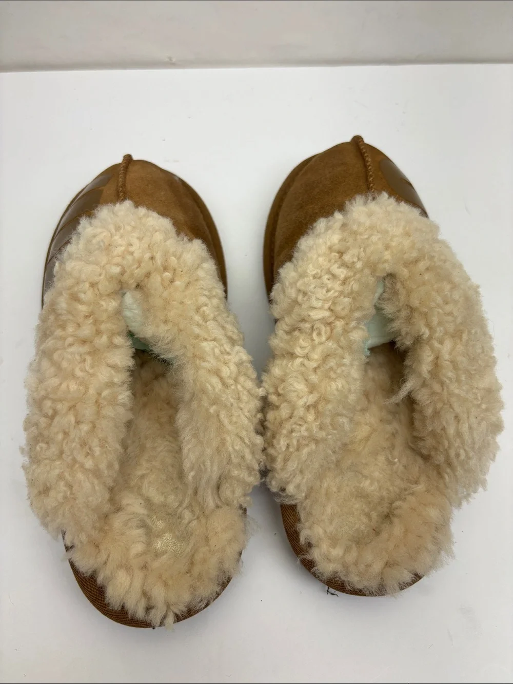 UGG cozy slippers for big girl, SZ 5, box 76